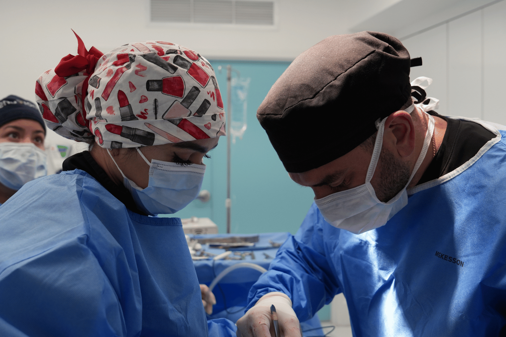 Dr. Gevork Tatarian and Dr. Sheina Bawa performing cosmetic surgery procedures at Elevé's state-of-the-art Miami facility